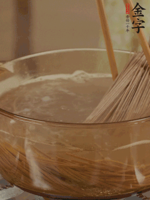 水開(kāi)后下蕎麥面，煮2分鐘后過(guò)涼水備用。