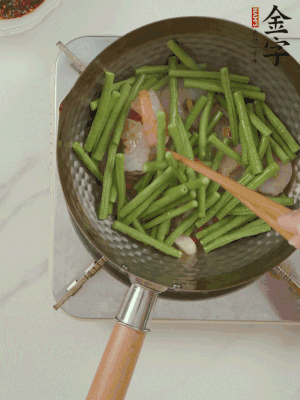 下掰好的缸豆段翻炒，略燜煮。