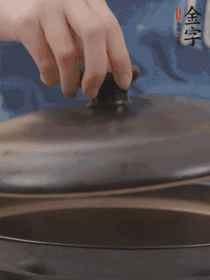 大火煮開(kāi)后轉(zhuǎn)小火，燉煮20分鐘左右。