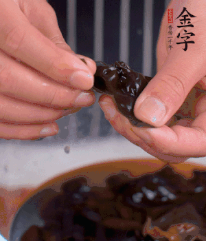 木耳冷水泡發(fā)，處理成小塊。（如果是小木耳就不用切了）