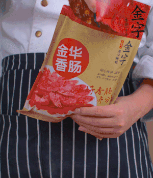 香腸切成斜片，小米辣切成斜片。