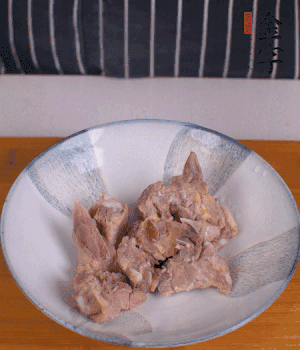 排骨加1勺黃酒、1勺蠔油、1勺玉米淀粉、1/4勺胡椒粉腌制半小時。