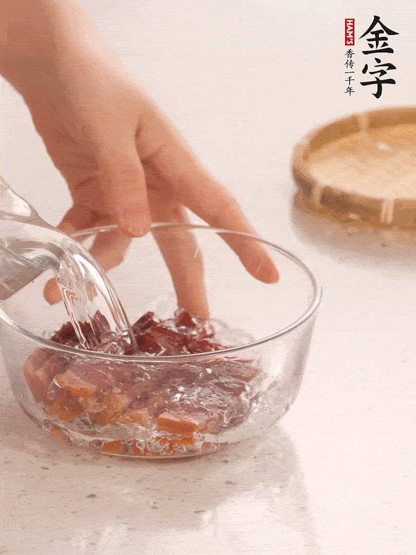 金字火腿切片，溫水泡5分鐘。