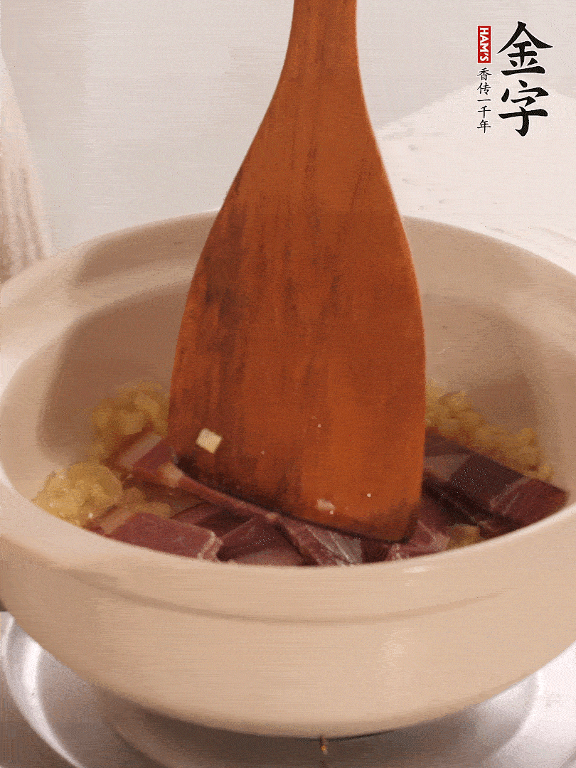 加熱水，加入白菜蓋上蓋子煨煮3分鐘。