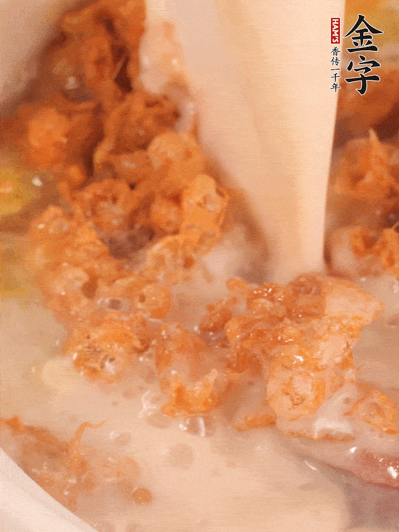 加入蛋酥再煨煮2分鐘，加入豆?jié){。