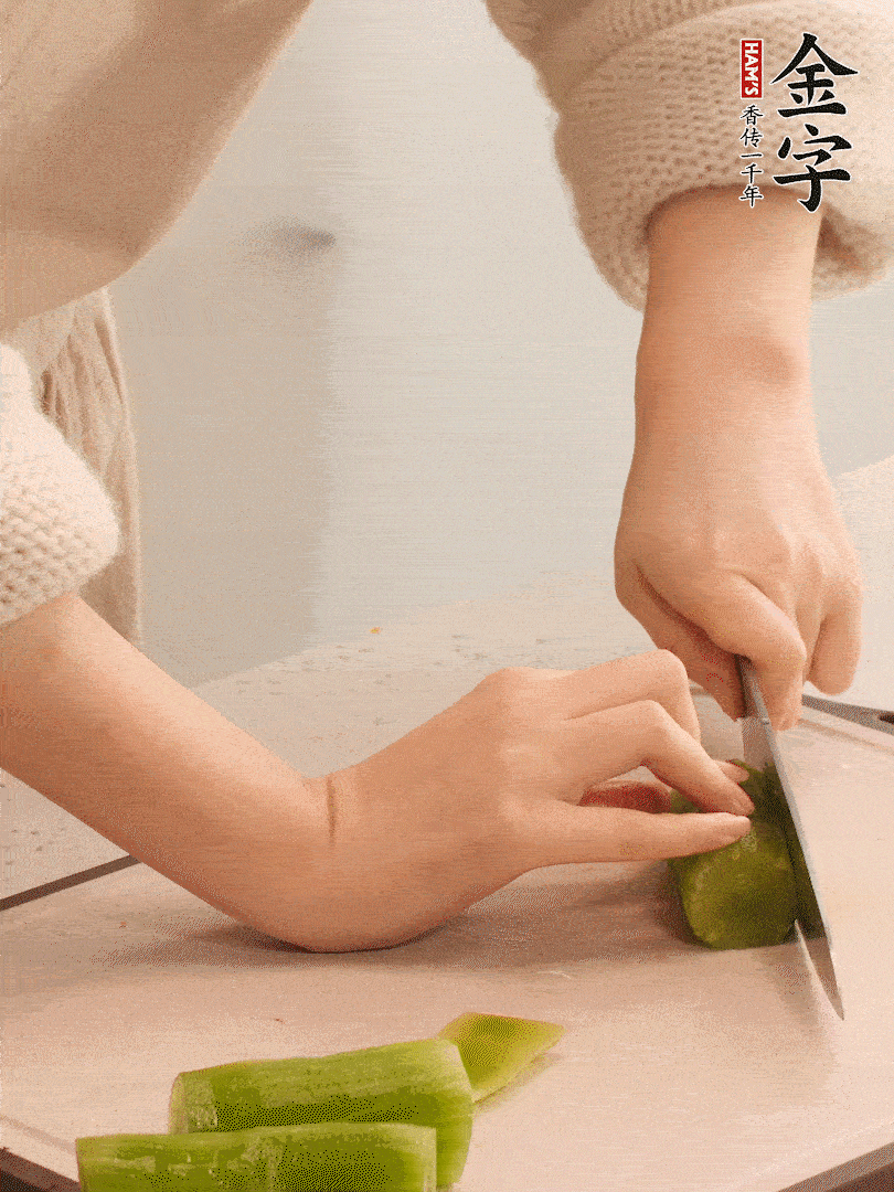 萵筍和白蘿卜用擦絲器擦成細(xì)絲。