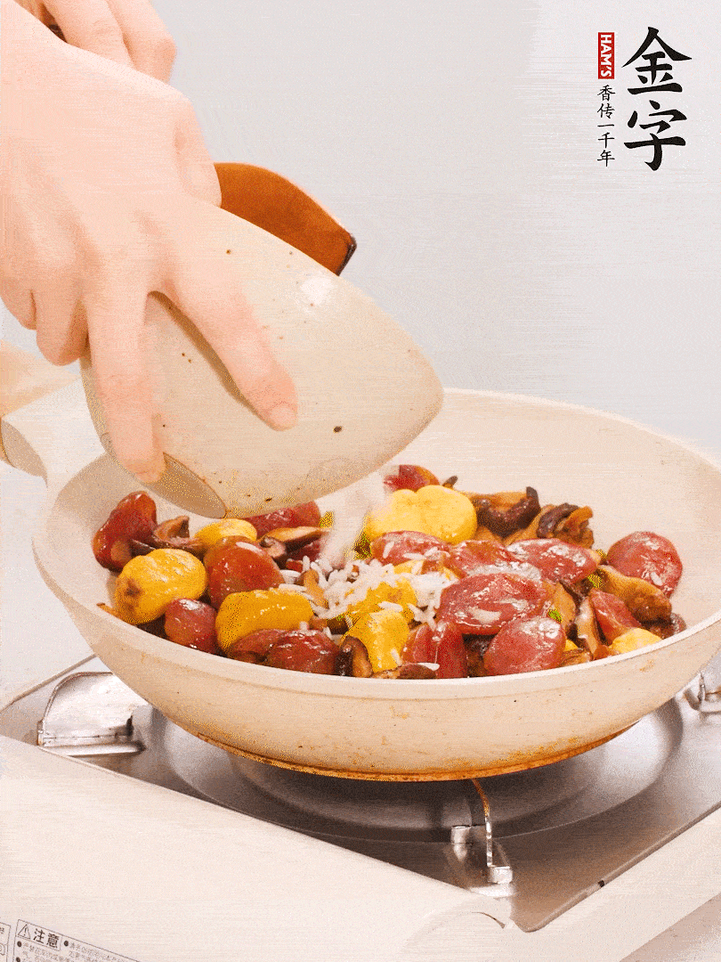 把米淘洗干凈，放入切好的香菇、板栗、毛豆。