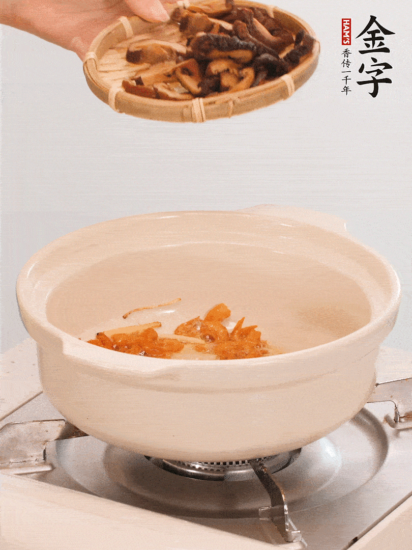 砂鍋倒入少許油，放入姜絲、海米小火煸香；再放入香腸、南瓜、干香菇一起翻炒2分鐘。