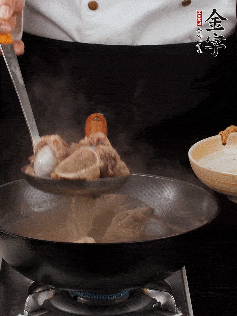 大筒骨清水浸泡30分鐘，中途換水2-3次。冷水下鍋，加姜片、料酒焯水，撇去浮沫。