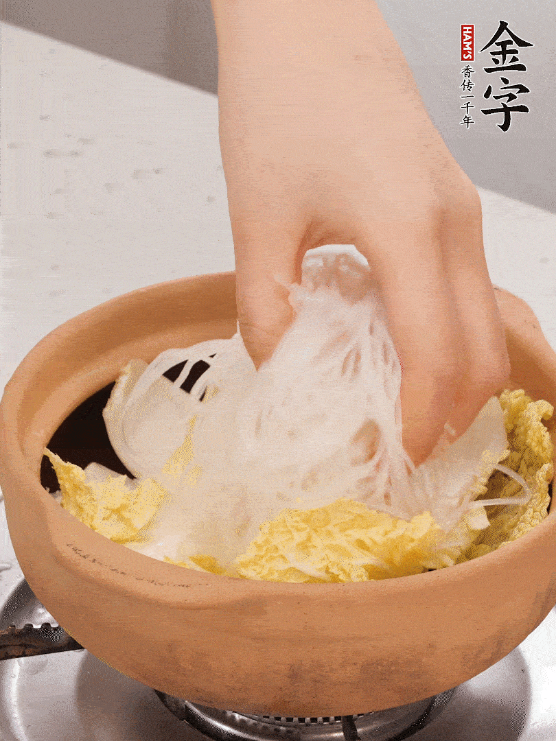 放入提前泡軟的粉絲，蓋上蒜蓉醬汁