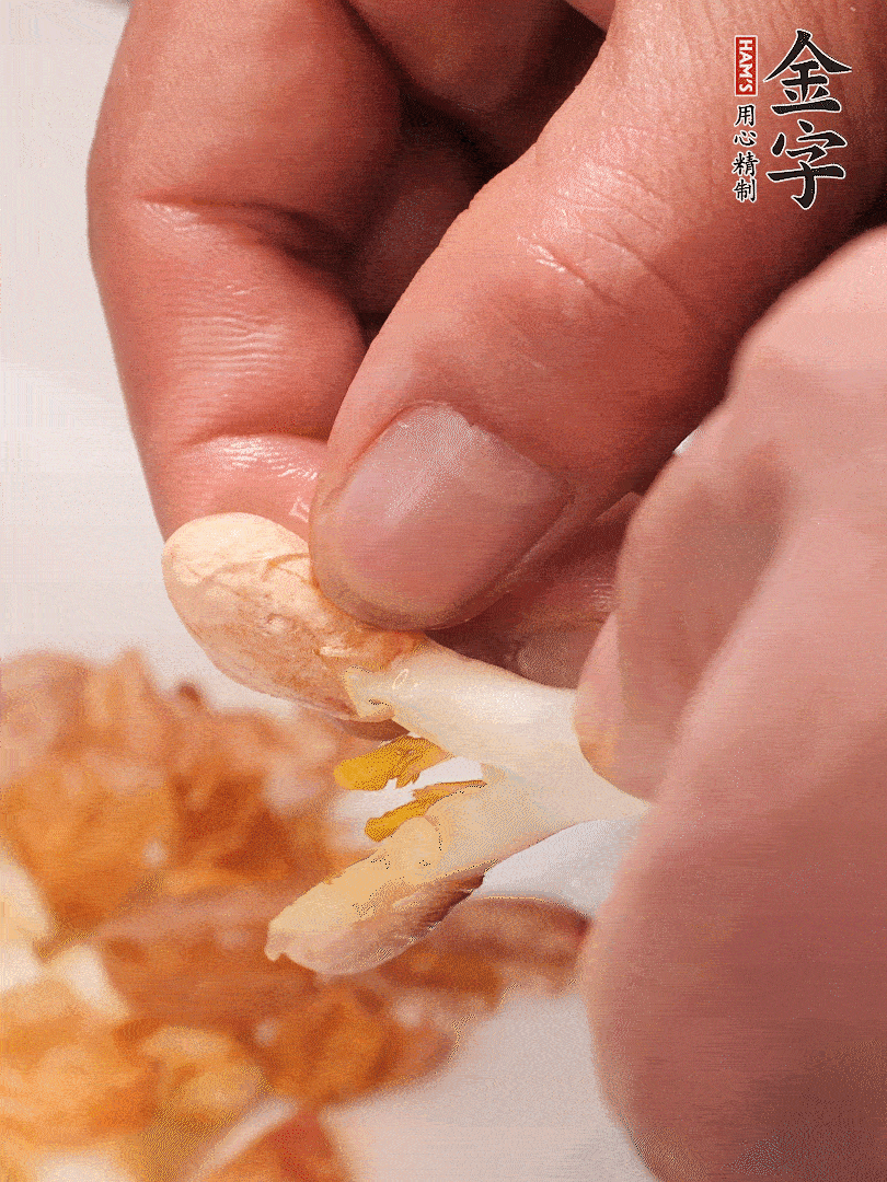 花生芽切段。開水焯水1分鐘，去掉頂部的花生皮