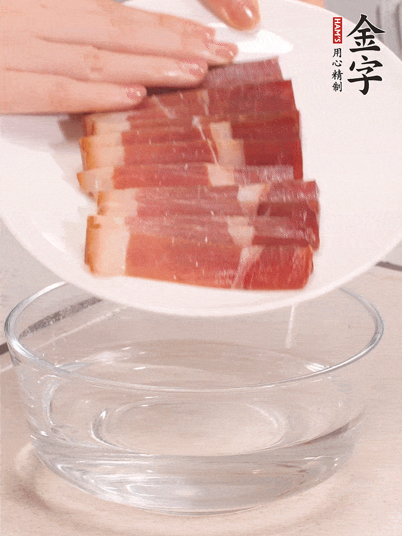 鴨腿冷水下鍋，加姜片、料酒焯水