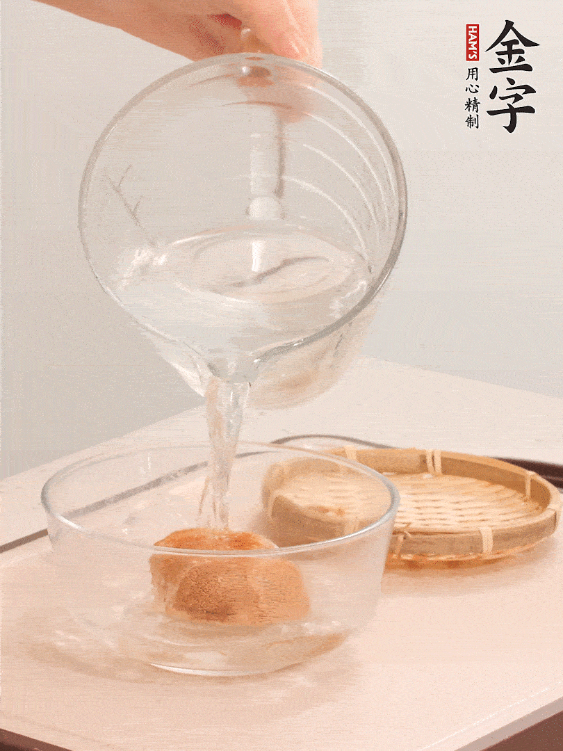 猴頭菇至少泡發(fā)半小時(shí)，將浸泡后的黃水?dāng)D干；