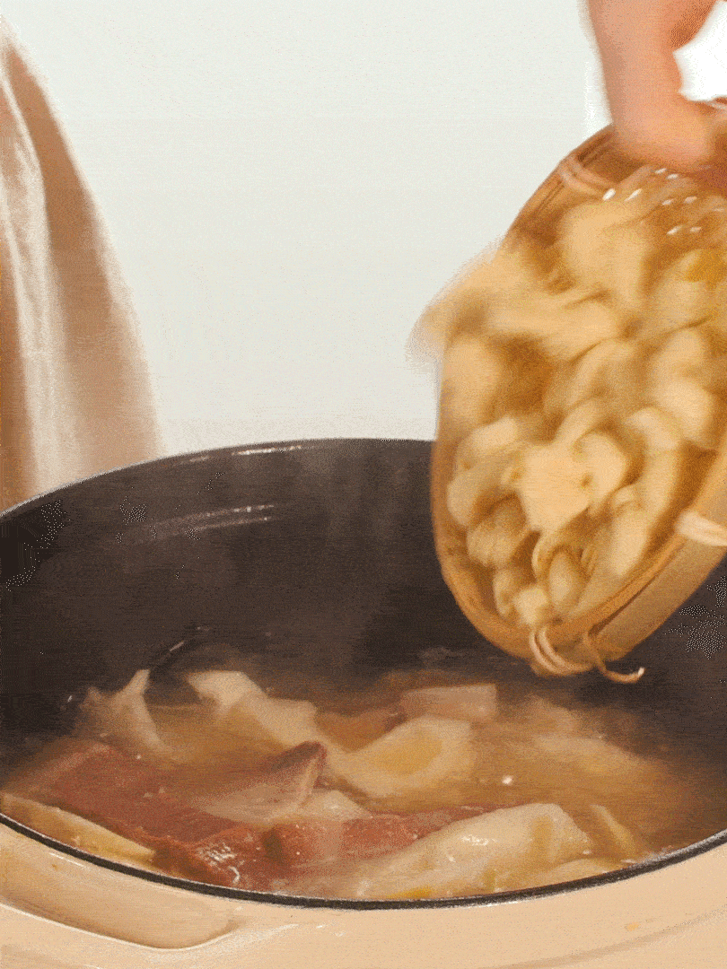 最后放入百葉結(jié)。萵筍小火慢篤10分鐘