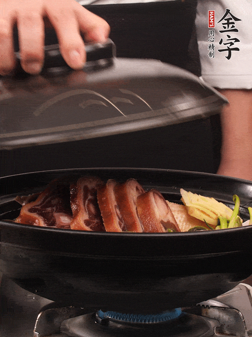 砂鍋蓋蓋子密封，大火燒開后轉(zhuǎn)小火，燜煮2小時