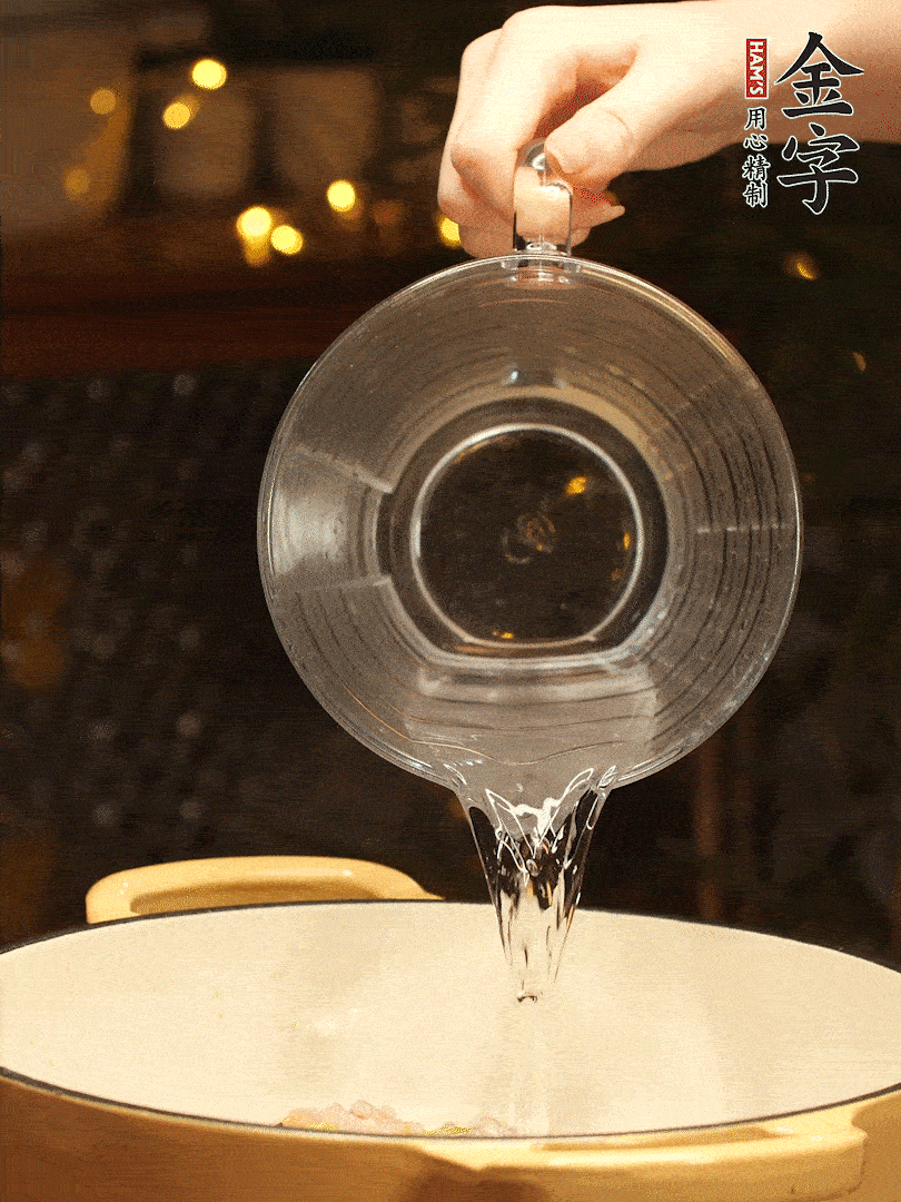 加入120ml水，蓋上蓋子燜幾分鐘撒上蔥花，美美的擺個(gè)盤~