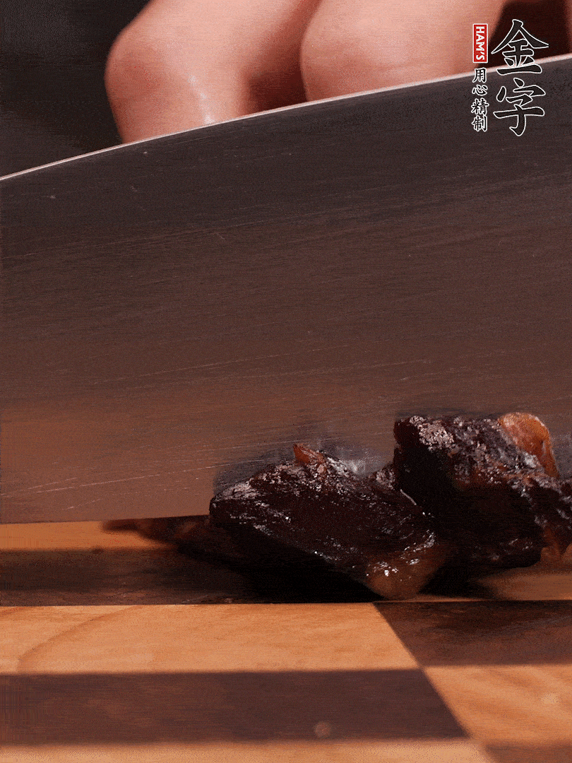 金字醬油肉整塊放入鍋中煮至7成熟，切成小塊