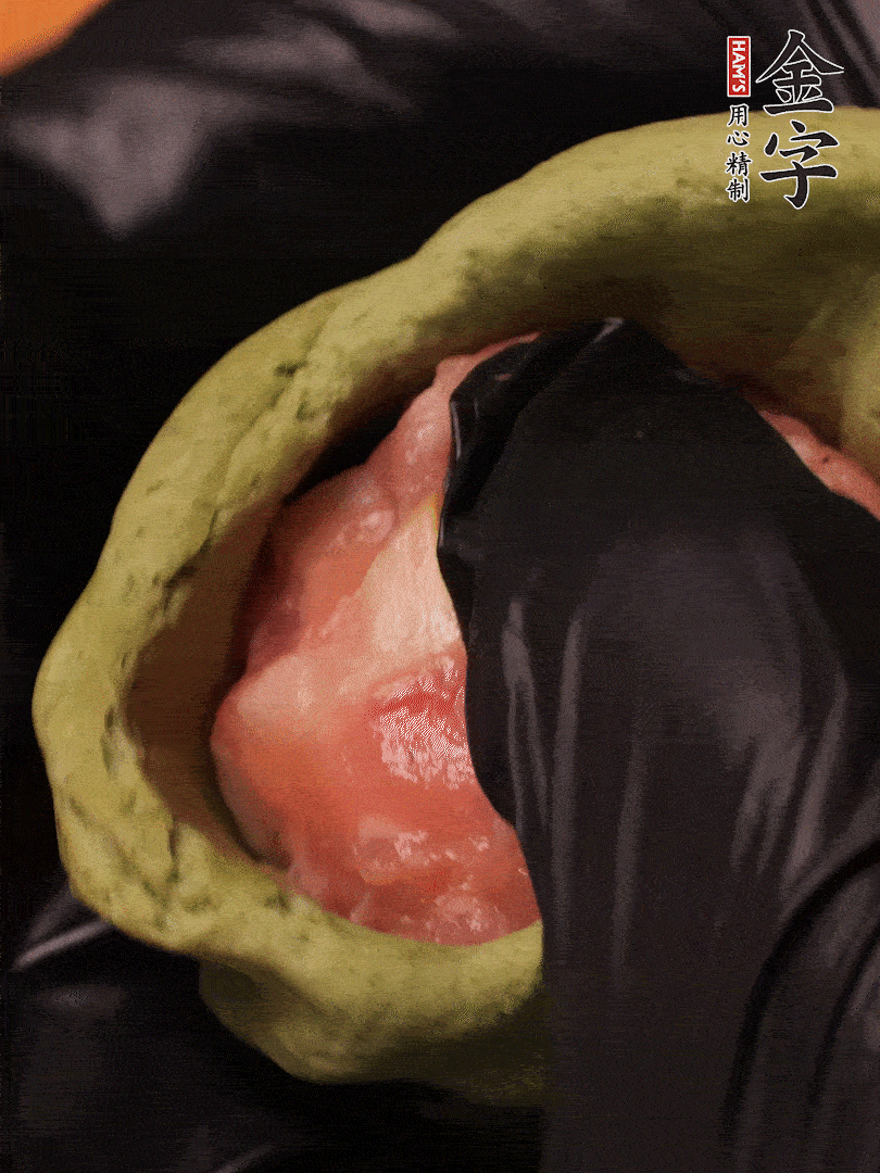 切成小劑子，中間壓個坑，做成碗狀，虎口慢慢收口