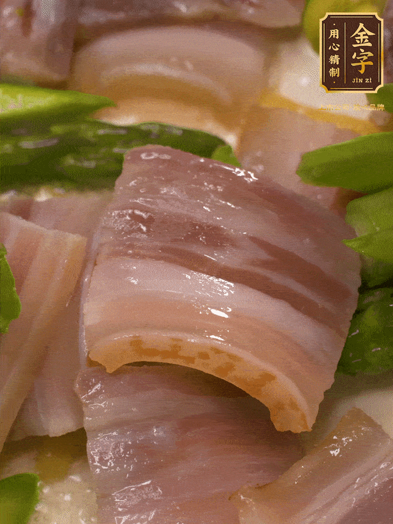 依次下蠶豆、蘆筍、白蘑菇翻炒均勻