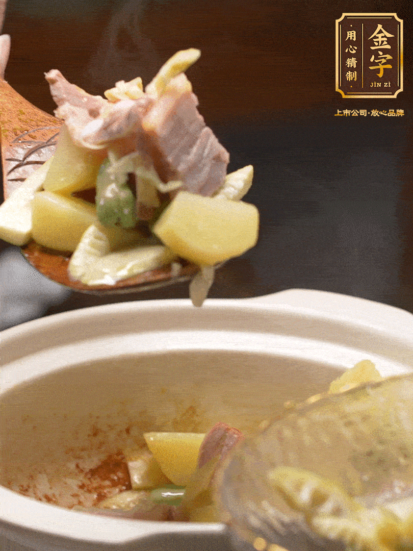 煸出咸肉脂香，再下筍丁、蠶豆。呈出