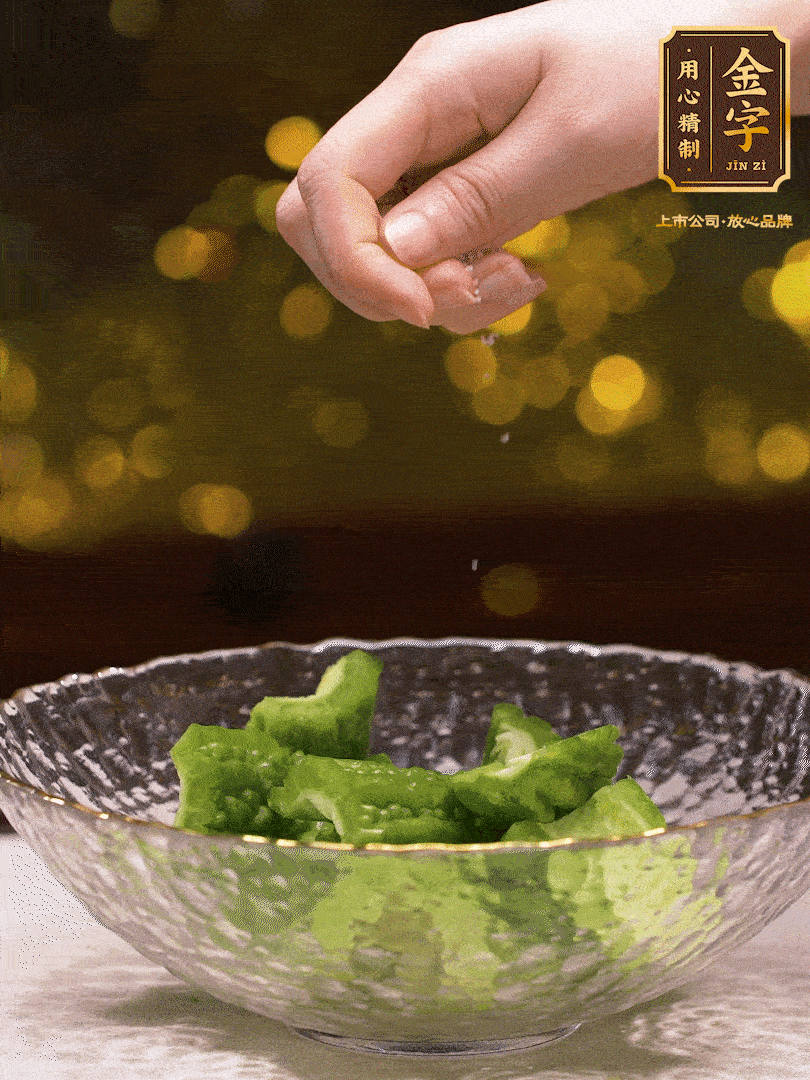 處理好的苦瓜切段（5cm），加點(diǎn)鹽鹽腌一下，去除一下苦味