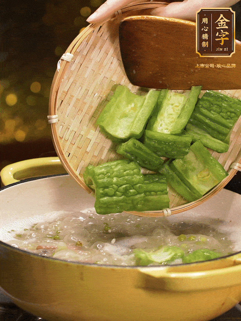 最后在放苦瓜燒開，放一點(diǎn)點(diǎn)調(diào)味糖，燉煮20分鐘