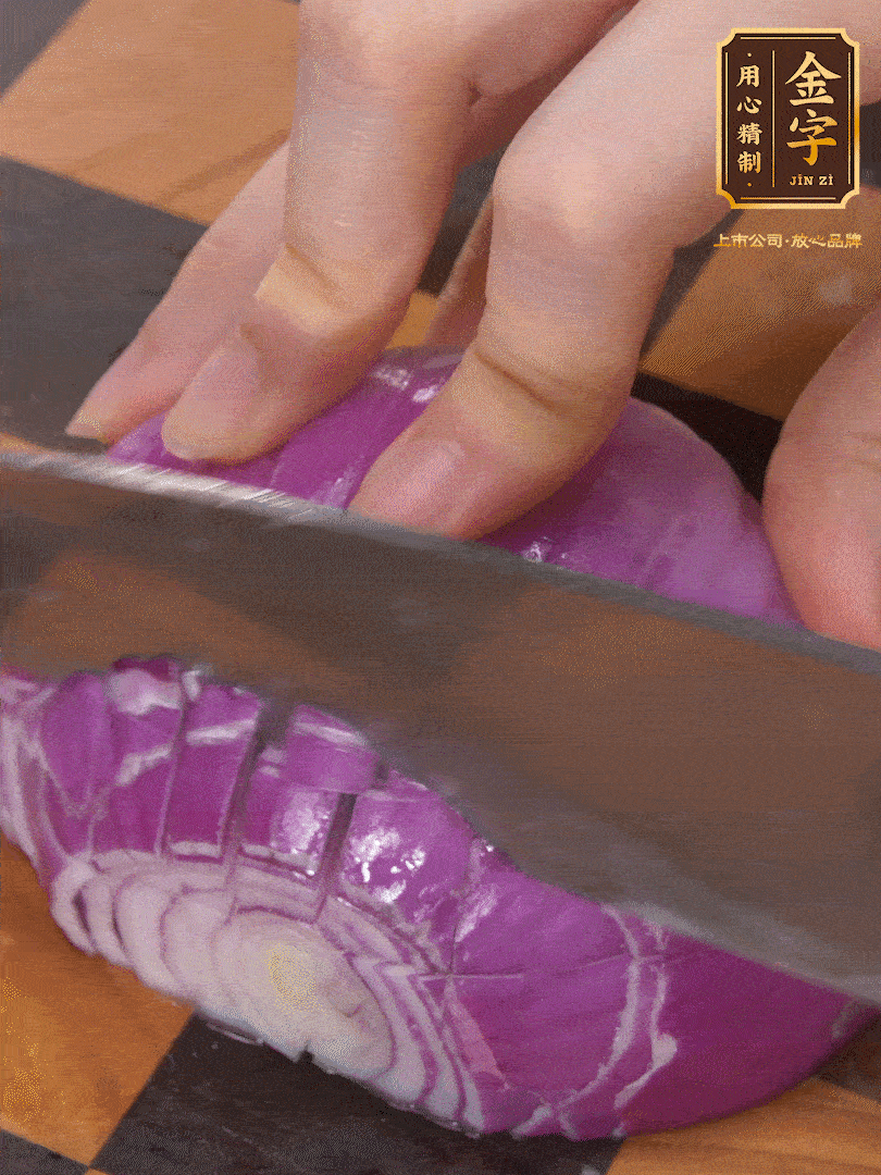 洋蔥切碎、土豆切丁