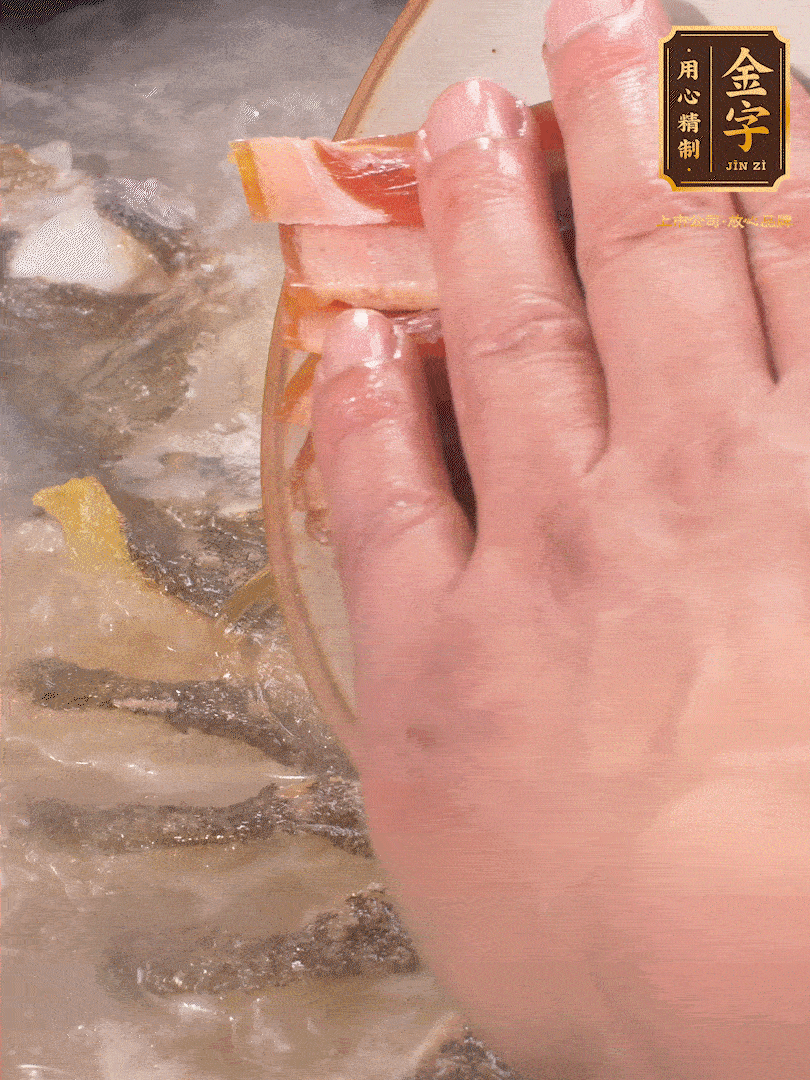 將煎好的魚，倒入三大碗開水。大火煮開后放入1個蔥結、2片姜片和1勺料酒和火腿片