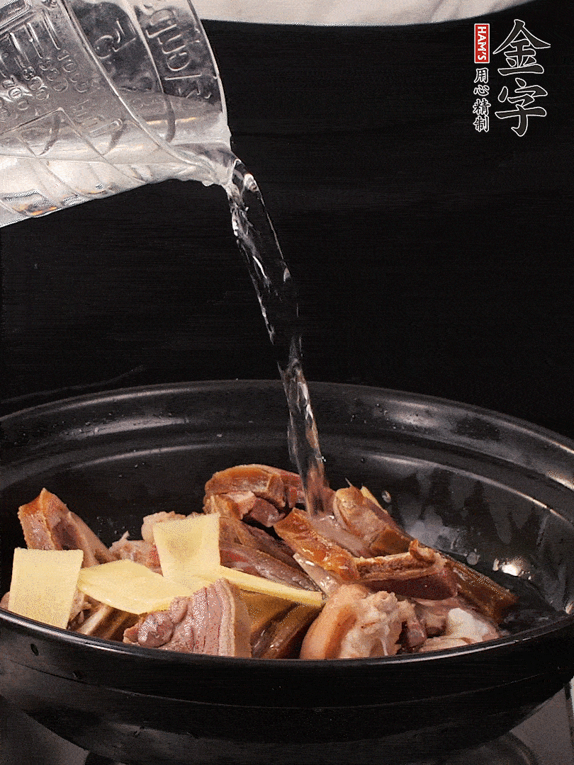 火腿、豬腳放到大砂鍋里，黃酒提鮮，蔥姜去腥，加2kg純凈水沒過食材。水一定要放足，中途最好不能加水