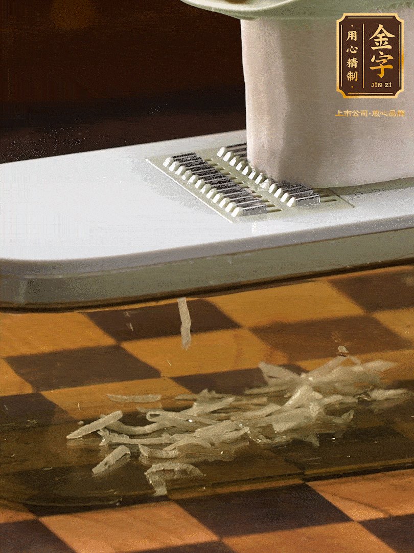 蘿卜切絲 ，加少許的鹽 抓拌均勻后，腌制十五分鐘