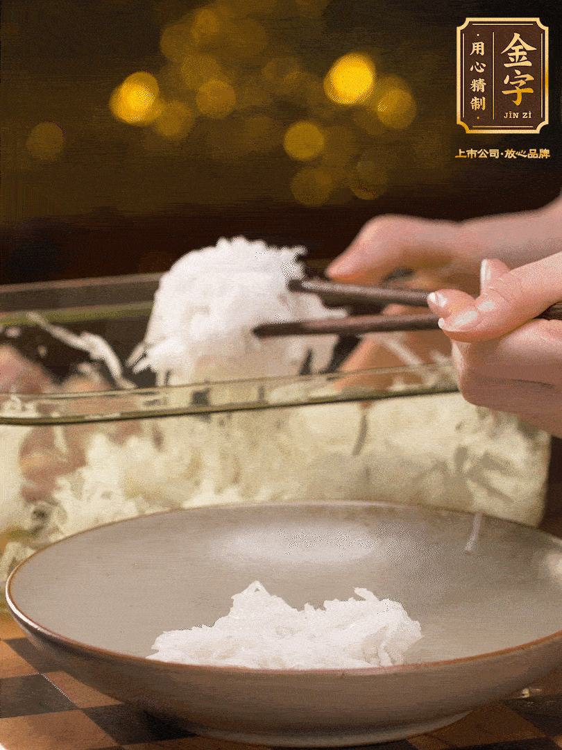 腌好的蘿卜絲控干水份用筷子夾出 、放在盤子底部