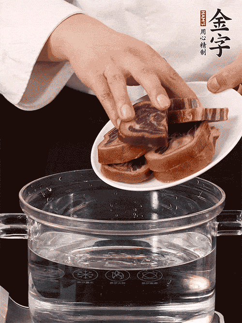 準(zhǔn)備食材。做金銀蹄有2個關(guān)鍵點：食材上火腿當(dāng)然得選足年發(fā)酵的金字火腿，新鮮豬爪最好選前腳、大小適宜的。