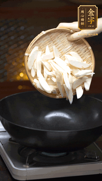 油至5成熱，下茭白塊翻炒，慢慢煎炒至表面微微焦黃