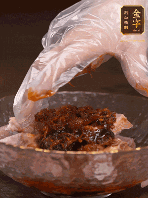 排骨用1勺蠔油、1勺醬油、1勺金字火腿XO醬抓勻腌制半小時