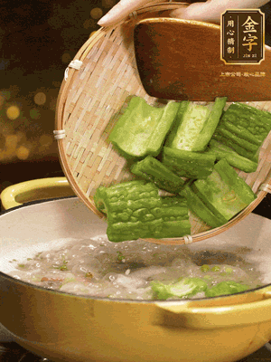 倒入熱水，和泡開的綠豆（連水）和火腿片，大火燒開燉一個(gè)小時(shí)