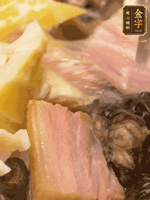 倒入滾燙的熱水，燉煮20分鐘，湯濃汁白