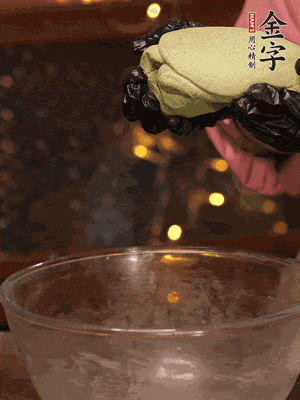 水里放點鹽，燒開后放艾草，一勺小蘇打，撈出浸入涼水，打成艾草泥