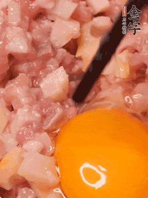 豬肉末、咸肉丁，分次加蔥姜水，一勺糖、一丟白胡椒，春筍丁，打入一個雞蛋