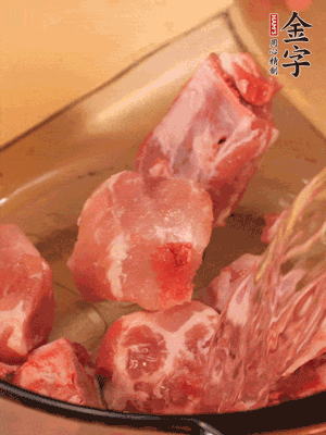 排骨冷水下鍋，加料酒、姜片，煮開綽水
