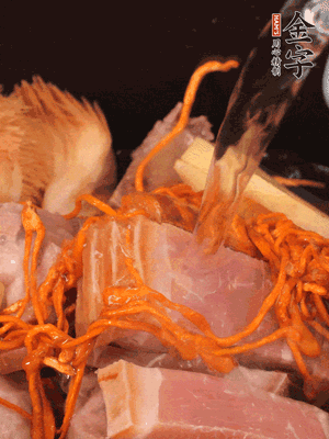 將所有食材一起倒進(jìn)鍋中，加水沒(méi)過(guò)食材，燉煮30分鐘即可