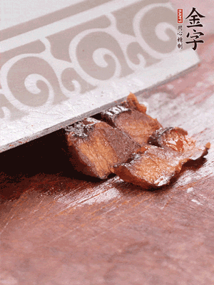 金字醬油肉水煮15分鐘，切薄片