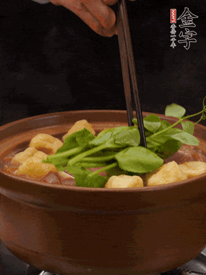 加筒骨煲的經(jīng)典配菜：金字土香腸、油豆腐、千張蓋上蓋子燜一會(huì)兒，耐心等候10分鐘。