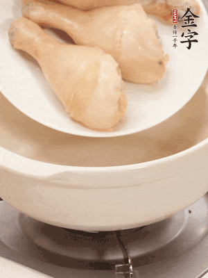 雞腿、火腿、干貝、蒜頭放入砂鍋內燉1小時