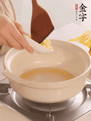 鍋里留少量底油煸香火腿和姜末。