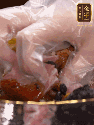 排骨洗凈后（蠔油、生抽、老抽、鹽、糖、淀粉、豆豉、蒜蓉、姜絲）腌制30分鐘