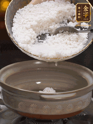 鍋底刷油，倒入米飯，水沒過即可，中小火燜10分鐘，戳幾個洞