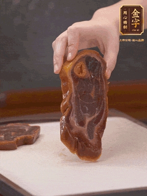 處理節(jié)瓜，刮掉表層的皮和毛，洗凈后去掉瓜蒂，切大塊