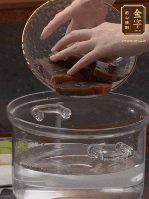 火腿蹄片冷水下鍋，水沸騰后煮5分鐘焯水