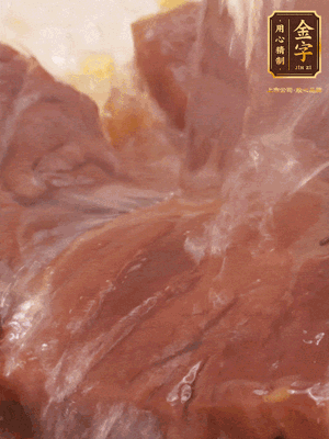 加熱水，2大勺料酒煮20分鐘，再下節(jié)瓜塊煮10分鐘即可