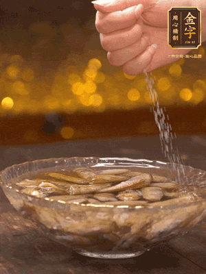 鮮活蟶子反復(fù)沖洗干凈，水中加鹽、芝麻香油浸泡30分鐘吐沙